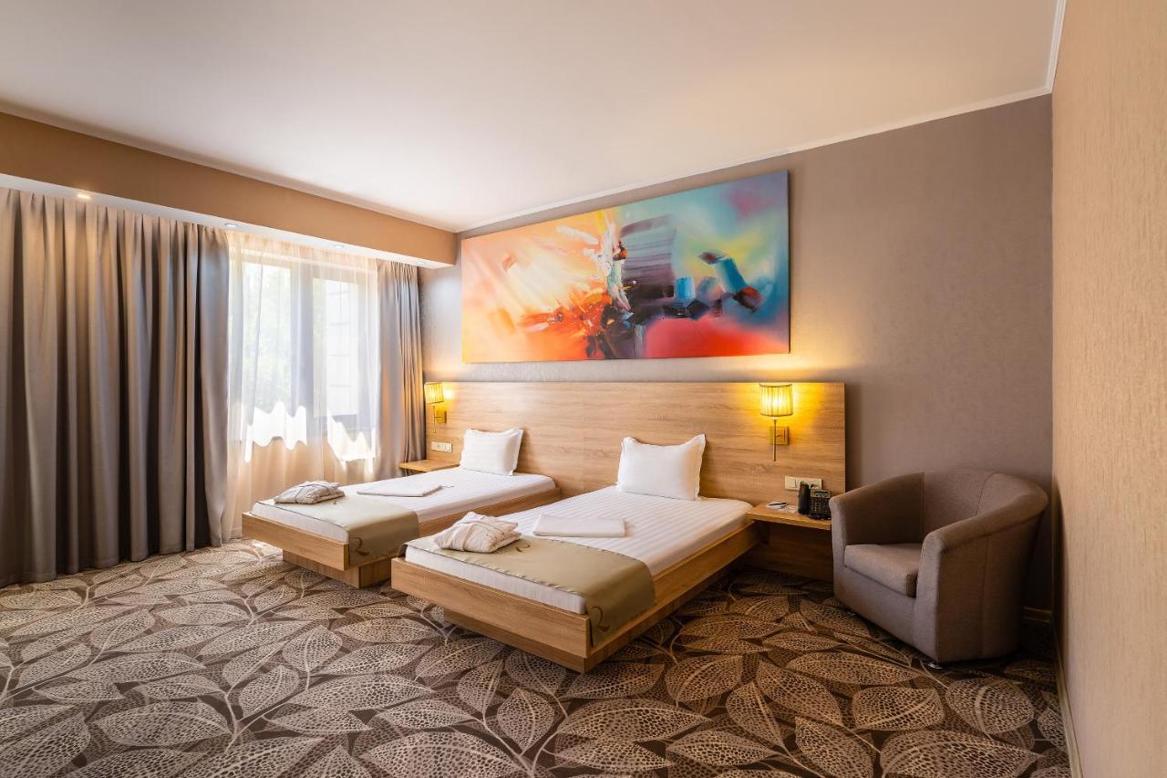 אלמטי Renion Park Hotel מראה חיצוני תמונה