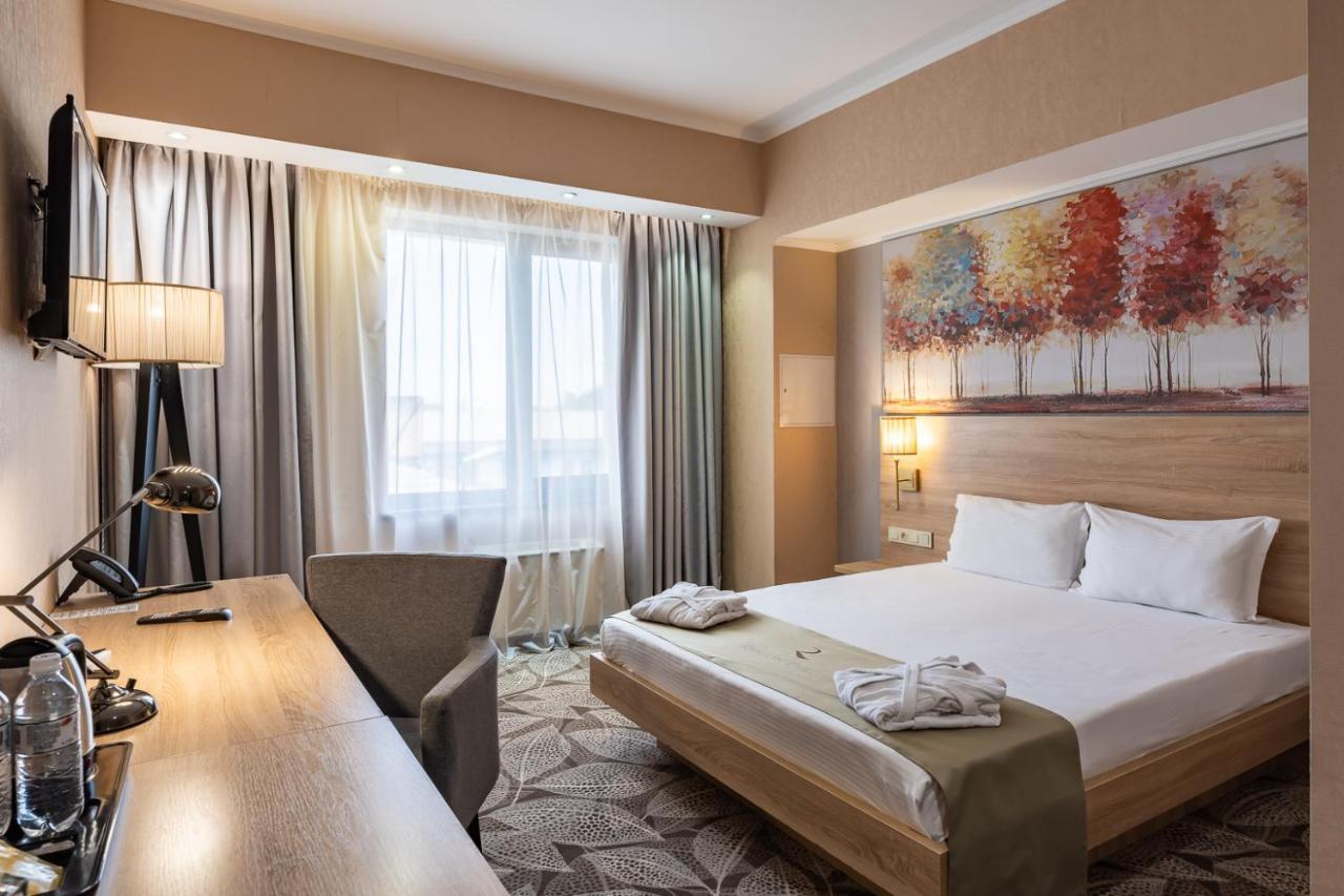 אלמטי Renion Park Hotel מראה חיצוני תמונה