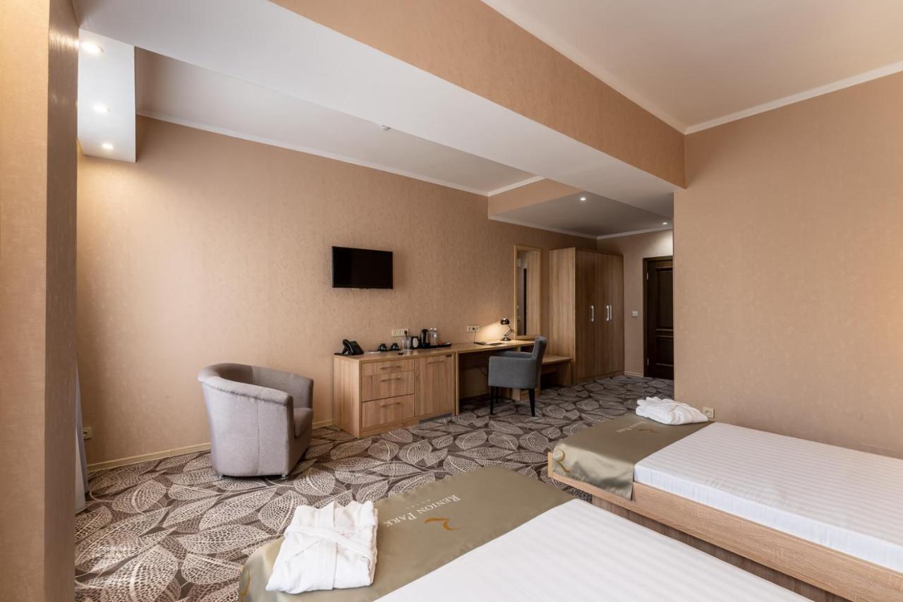 אלמטי Renion Park Hotel מראה חיצוני תמונה