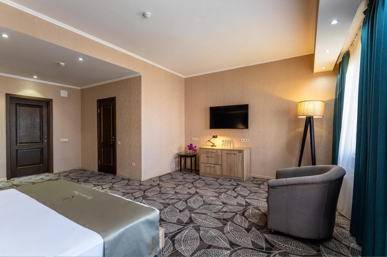אלמטי Renion Park Hotel מראה חיצוני תמונה