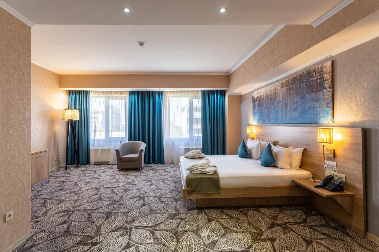אלמטי Renion Park Hotel מראה חיצוני תמונה