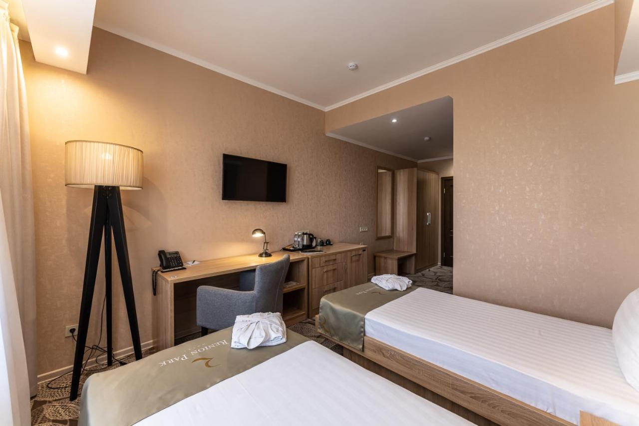 אלמטי Renion Park Hotel מראה חיצוני תמונה