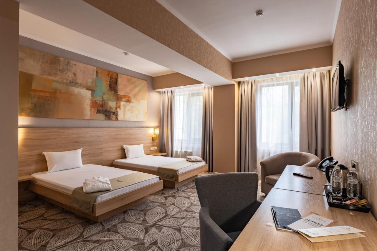 אלמטי Renion Park Hotel מראה חיצוני תמונה