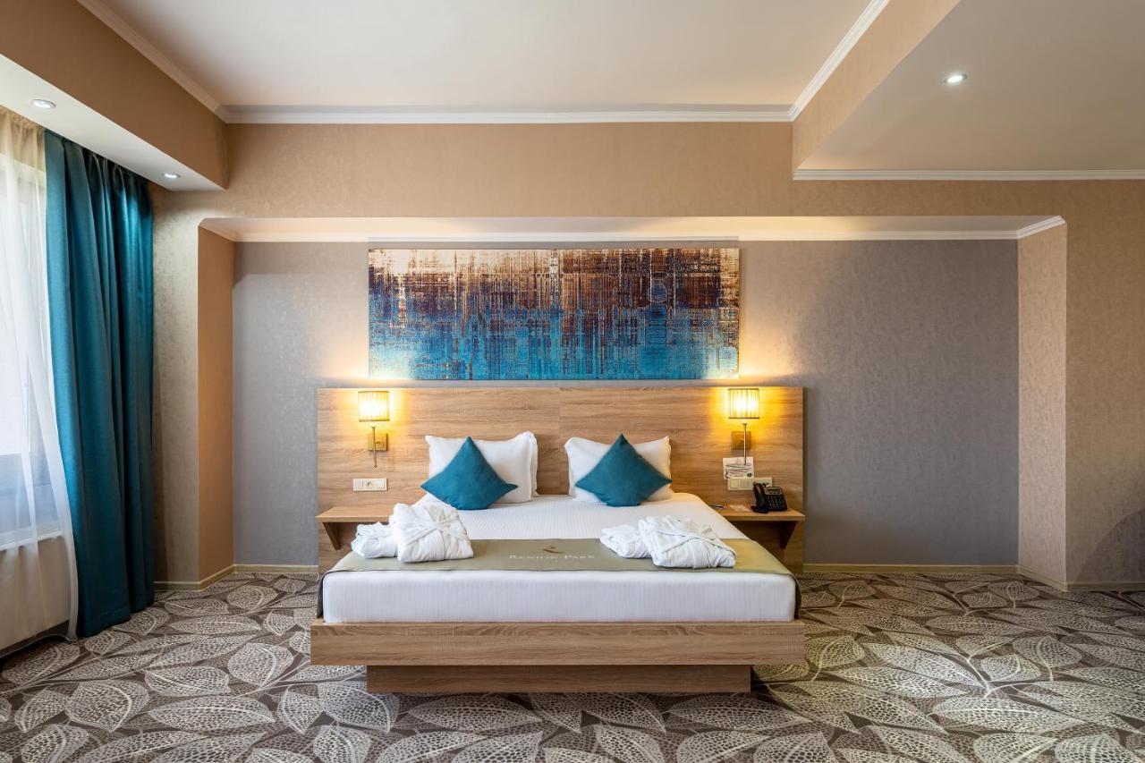אלמטי Renion Park Hotel מראה חיצוני תמונה